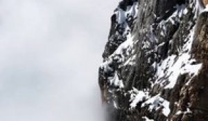 Une femme fait sa gym sur un spot magnifiquement dangereux au dessus des nuages