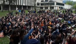 Grenoble : les étudiants réunis en assemblée générale  ont voté la poursuite des blocages de l'université