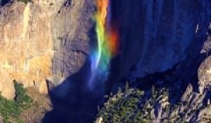 Cette chute d'eau multicolore est juste magnifique