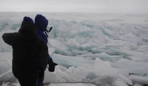 La banquise d'un lac gelé se fracasse contre la rive.. Impressionnant !