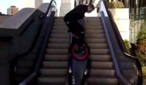 Saut en monocycle sur l'escalator : il le casse direct !