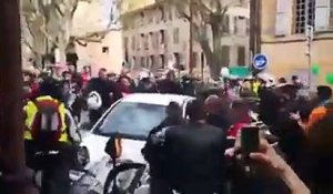 Une confrontation entre des manifestants et un automobiliste qui a percuté leur cortège !