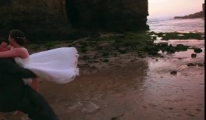 Photo de mariage : ils glissent sur un rocher sur la plage !