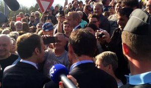 Une passante donne son portable à Emmanuel Macron pour qu'il parle à sa maman