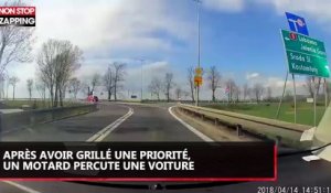 Un motard coupe la route d'une voiture et se fait violemment percuter (Vidéo)