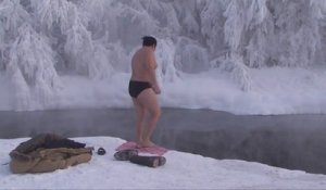 Cet homme nage par -52°C en Sibérie... Pas frileux