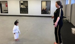 Cette fillette prend un cours de Taekwondo et c'est trop mignon