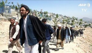 Afghanistan: les proches enterrent leurs morts après un attentat
