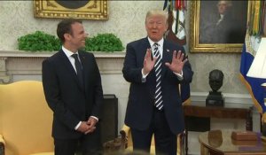 Trump balaye les pellicules sur le costume de Macron