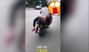 Il force sa fille à aller à l'école en l'attachant à l'arrière de sa moto
