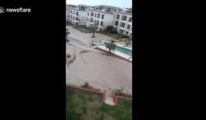 Inondations d'un hotel de luxe en Egypte : des torrents d'eau coulent dans les bâtiments !