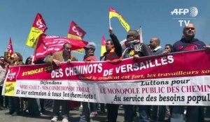 SNCF: les cheminots maintiennent la pression