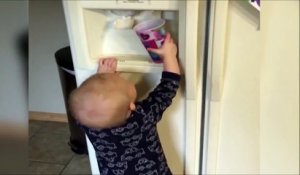 Ce bébé voulait juste boire de l'eau mais a fini trempé