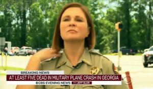 Un avion militaire américain s'écrase sur une autoroute
