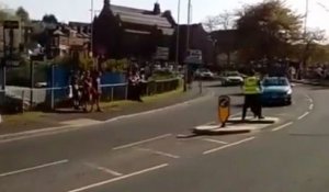 Une voiture fonce sur un signaleur pendant le Tour du Yorkshire