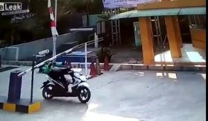 Ce scooter est décapité par une barrière de parking !