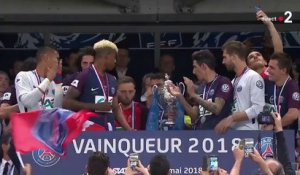 Coupe de France : les capitaines des Herbiers et du PSG soulèvent ensemble le trophée