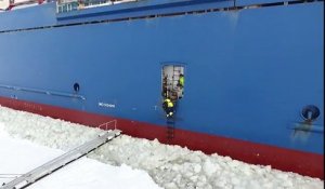 Comment monter à bord d'un bateau en marche dans le grand Nord