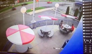 Une voiture a faillit écraser un couple à la terrasse d'un restaurant !