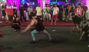 Une femme ivre interrompe des breakdancers pour faire  des backflips ! Incroyable !