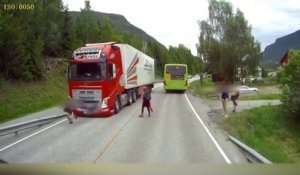 Des enfants traversent la route sans regarder alors qu'un camion arrive
