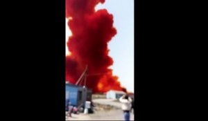 L'explosion d'une usine crée un inquiétant nuage orange