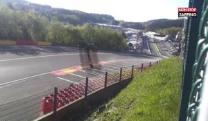 Spa-Francorchamps : Une voiture à pleine vitesse décolle de la piste et se crashe (Vidéo)