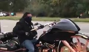 La moto de ce biker est incroyable