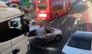 Enorme road rage entre un conducteur et un chauffeur de camion