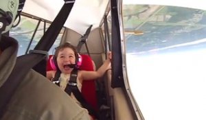 Il emmène sa fille dans son avion et fait des loopings... Réaction adorable