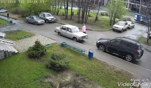 Russie : Une vielle dame dans la rue se fait prendre par un explosion !