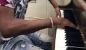 3 doigts sur 2 mains : handicapé il joue du piano comme un dieu !