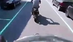 Un policier renverse un scooteriste à coup de pied