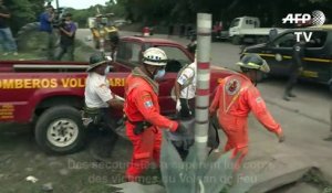 Des secouristes récupèrent des corps après l'éruption du volcan