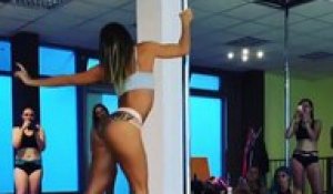 Une danseuse  de pole dance nous dévoile son talent