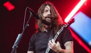 Dave Grohl Falls again on stage with the Foo Fighters - prank june 2018