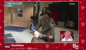 François Hollande, casqué et en scooter, dans Thé ou Café