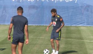 En coulisses - Le jongleur Neymar à l'entraînement du Brésil