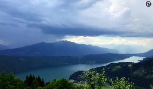 Colonne de pluie au-dessus d'un lac en Autriche