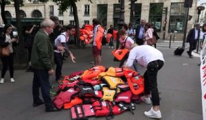 Loi asile-immigration: des gilets de sauvetage au Sénat