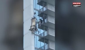 Etats-Unis : Une nacelle se détache du haut d'un immeuble alors qu'un homme est dedans (Vidéo)