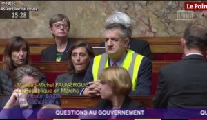 Jean Lassalle arbore un gilet jaune à l'Assemblée nationale