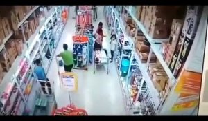 Une fillette surprise en train de mettre le feu dans un magasin !