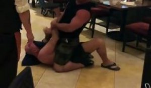 Quand un ancien champion de MMA intervient pour calmer un homme ivre dans un restaurant !