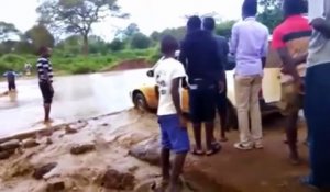 Ce conducteur débile tente de traverser un pont inondé