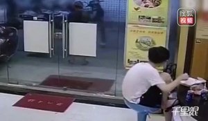 L’entrée fracassante d’une bande dans un restaurant en Chine