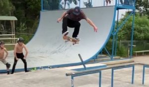 Trick « Impossible » en skatebord pendant un saut