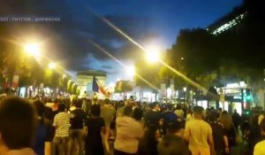 C’est la folie sur les Champs-Elysées !