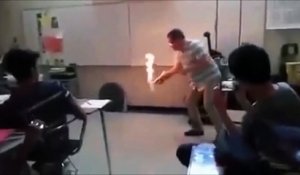 Ce prof de chimie met le feu au sol de la classe...