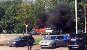 Ils tentent d'éteindre un feu de camion en utilisant des excréments et eaux usées